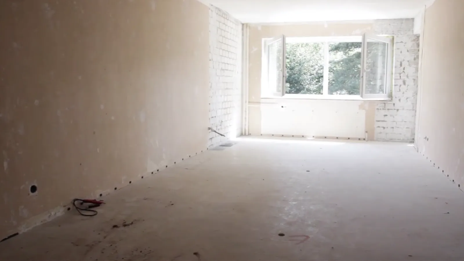 Derselbe Raum nach der Sanierung: zurückgebaut bis auf den tragfähigen Untergrund, neu verputzt, trocken.