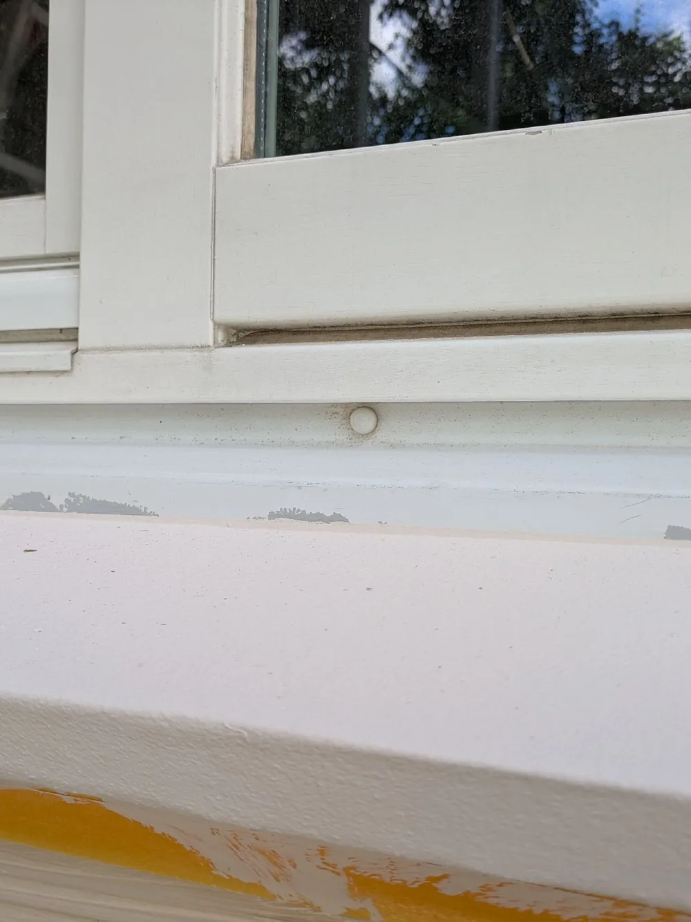 Neu verputzte Fensterbank, nahtlos in die Putzfassade eingefügt