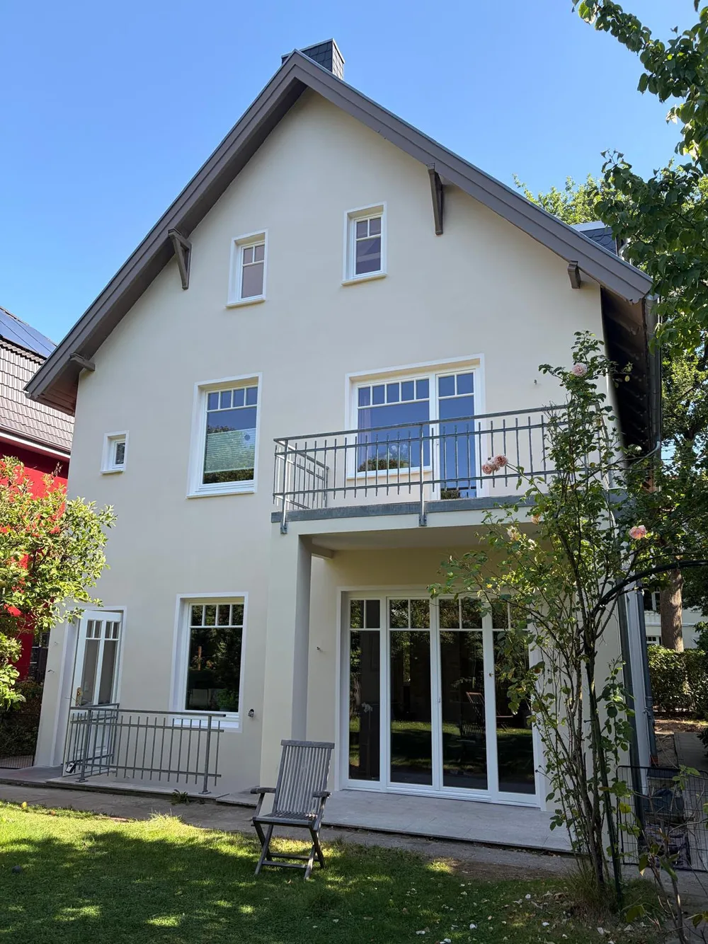 Rückseite des Hauses mit Terrasse und Balkon nach der Fassadensanierung